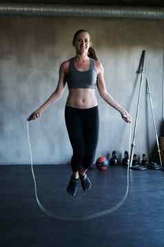 跳过健身女人培训跳过绳子健身房