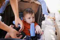 屈曲婴儿车上婴儿男孩把婴儿马车