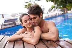 爱的假期夫妇有吸引力的年轻的夫妇放松池