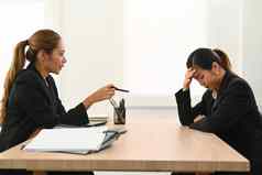 愤怒的女经理责骂沮丧实习生情感压力压力工作概念