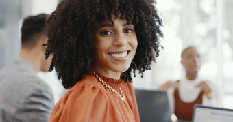 脸业务黑色的女人会议头脑风暴规划办公室团队工作人员女领袖微笑谈话分享的想法创新企业<strong>目标</strong>公司<strong>目标</strong>