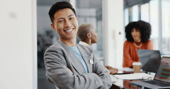 移动PC会议脸专业亚洲男人。办公室会议房间规划企业策略快乐微笑肖像商人工作项目团队工作场所