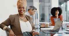 脸业务黑色的女人会议头脑风暴规划办公室团队工作人员女领袖微笑谈话分享的想法创新企业目标公司目标