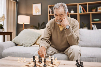 高级男人。思考玩国际象棋房子首页生活房间公寓日本策略使彻底失败董事会游戏比赛退休上了年纪的聪明的人棋盘挑战心