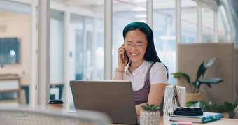 电话调用沟通业务女人写作笔记办公室移动PC手机亚洲女人桌子上移动智能手机聊天说话业务交易谈话联系