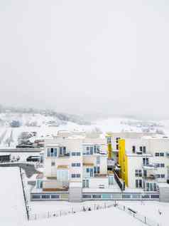 新构建住宅复杂的公寓雪冬天一天