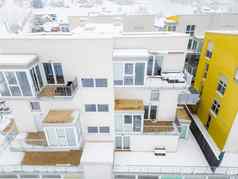 现代公寓复杂的雪冬天一天