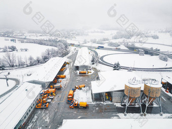 雪一天导致很多工作高速公路维护工人空中视图高速公路维护基地