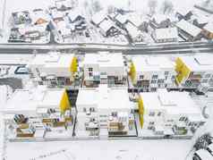 空中视图住宅区域现代公寓复杂的覆盖雪冬天一天