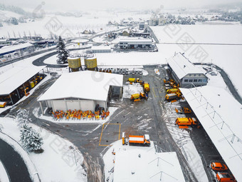 空中视图高速公路维护<strong>基地</strong>橙色黄色的卡车设备存储<strong>基地</strong>冬天时间