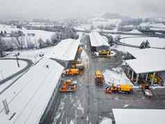 工人高速公路维护基地忙一天雪导致延迟路