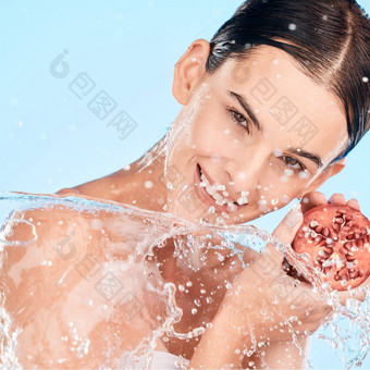 肖像淋浴石榴模型女人工作室蓝色的背景医疗保健卫生水合作用水飞溅水果女摆姿势促进自然护肤品