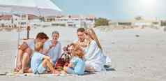 海滩伞快乐家庭放松假期夏天旅行热带假期阳光大家庭海洋海沙子平静和平爱护理质量时间野餐