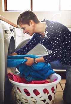 洗准备好了干燥快乐的年轻的女人采取洗洗机首页