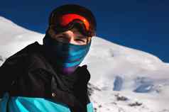 肖像滑雪山滑雪面具围巾脸缩小眼睛相机背景白雪覆盖的山