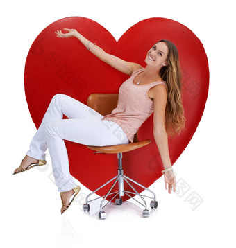 肖像工作室女人椅子大心孤立的白色背景美爱快乐女模型坐着象征浪漫感情浪漫的表情符号护理同理心