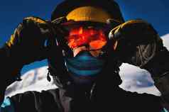 肖像滑雪持有面具滑雪坡特写镜头清晰的蓝色的天空白雪覆盖的山山坡上