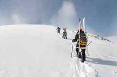 边远地区登山者滑雪登山者走滑雪板滑雪板山滑雪旅游高山景观冒险冬天体育运动