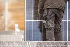过程安装太阳能面板太阳能面板安装程序工作屋顶安装程序携带太阳能面板模块安装网站绿色可再生能源概念