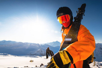 照片运动员头盔面具<strong>滑雪</strong>板肩膀年轻的男人。站山背景太阳相机持有<strong>滑雪</strong>板