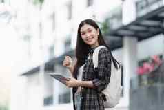 肖像美丽的学生女人大学准备好了学习教育奖学金快乐骄傲女学习者大学