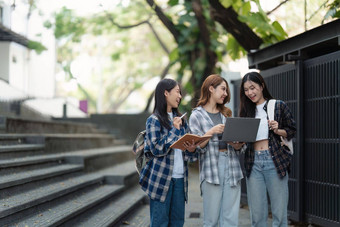 美丽的年轻的亚洲女人<strong>大学</strong>学生朋友在户外<strong>大学</strong>学生工作<strong>大学</strong>校园