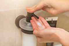 洗消毒手女人液体肥皂洗手浴室特写镜头的地方文本复制空间