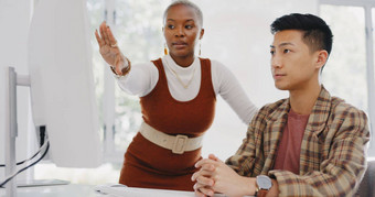 领导黑色的女人经理指导员工seo数字市场营销策略反馈电脑报告文书工作广告专家训练帮助培训日本工人
