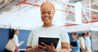 经理平板电脑肖像黑色的女人启动办公室微笑领导信心管理数字市场营销女人老板时尚的有创意的设计公司快乐脸