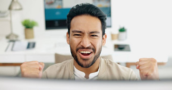 快乐商人成功拳头电脑哇脸表达式有创意的启动交易目标目标微笑兴奋赢家工人手手势办公室技术出售