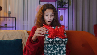 13岁以下的女孩开放礼物盒子光发光内部惊讶满意现在生日惊喜