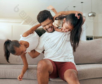 快乐父亲女孩孩子们有趣的家庭时间<strong>首页</strong>生活房间沙发微笑孩子们玩爸爸孩子们幸福人休息室房子沙发成键<strong>黑色</strong>的家庭<strong>首页</strong>