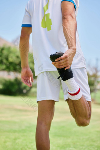 足球体育运动员伸展运动腿匹配培训实践户外场足球锻炼男人。温暖的锻炼游戏锻炼球场体育场