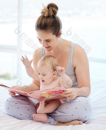 年轻的首歌笑声年轻的妈妈。成键婴儿男孩阅读书首页