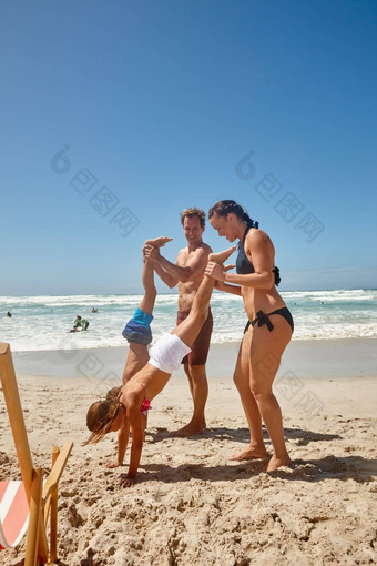 无忧无虑的有趣的太阳快乐家庭有趣的海滩