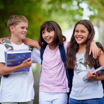 走学校有趣的小学学校孩子们