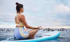 女人Zen冥想海洋瑜伽和平锻炼锻炼精神上的健康疗愈灵魂正念培训海呼吸冥想水冲浪者女孩呼吸健康平衡
