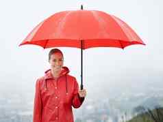 覆盖事美丽的年轻的女人站红色的伞