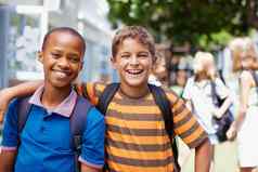 鼓励伟大的友谊积极的环境男孩站学校休闲衣服微笑幸福的Copyspace