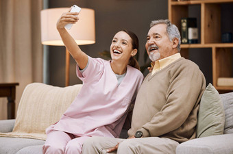 护士<strong>自拍</strong>男人。护理首页智能手机微笑图片照顾者退休健康<strong>摄影</strong>电话护理年轻的女人护理上了年纪的男人。健康