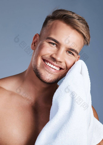时间<strong>湿润</strong>浴淋浴英俊的年轻的男人。干燥脸毛巾