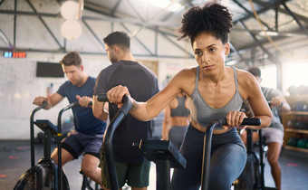 <strong>健身</strong>类自行车锻炼黑色的女人骑自行车培训锻炼工作室自行车体育运动<strong>健身</strong>房<strong>健</strong>康体育<strong>健</strong>康俱乐部人机运动员动机