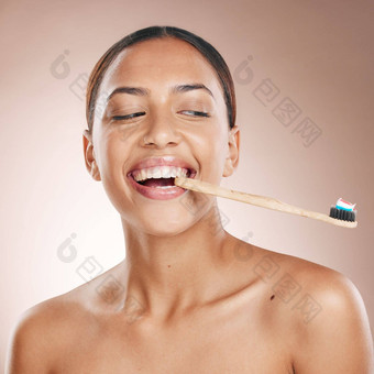 有趣的女人脸牙刷工作室背景牙科护理卫生梳理口医疗保健快乐微笑美模型牙膏产品刷牙牙齿口服清洁健康