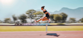 运动员<strong>体育</strong>女人跳障碍跟踪场事件障碍比赛运行锻炼培训马拉松女户外<strong>体育</strong>运动锻炼能源<strong>体育</strong>场