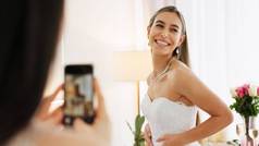 智能手机摄影女人婚礼珠宝奢侈品时尚财富微笑肖像店里酒店新娘白色衣服钻石银项链社会媒体