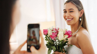 新娘伴娘<strong>婚礼图片</strong>电话花花束时尚衣服兴奋微笑社会媒体快乐女人朋友移动智能手机婚姻仪式