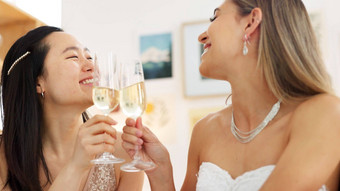 婚礼新娘烤面包女人伴娘喝香槟婚姻仪式庆祝活动事件玻璃干杯庆祝年轻的女笑朋友