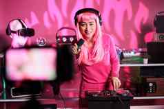 亚洲艺术家玩电子首歌混合机控制台记录音乐会话专业相机