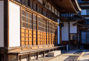 早....太阳传统的滑动木门日本寺庙