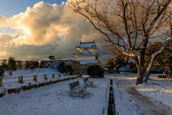 美丽的日出光历史日本城堡雪冬天早....
